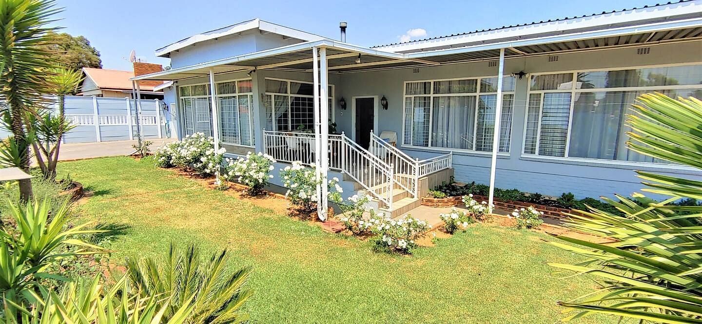 JWguest Residential Home at Krugersdorp, Gauteng | GMH: Luxurious home with braai, fast WiFi, Netflix, pool | Jwbnb no brobnb 5