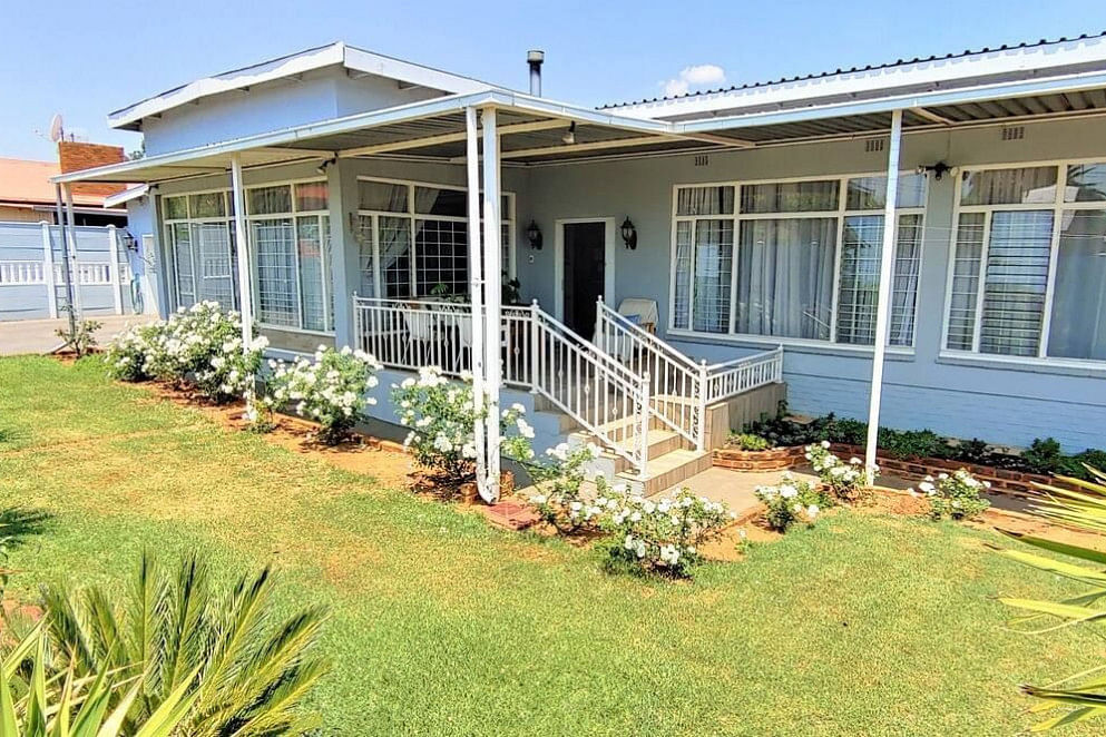JWguest Residential Home at Krugersdorp, Gauteng | GMH: Luxurious home with braai, fast WiFi, Netflix, pool | Jwbnb no brobnb 5
