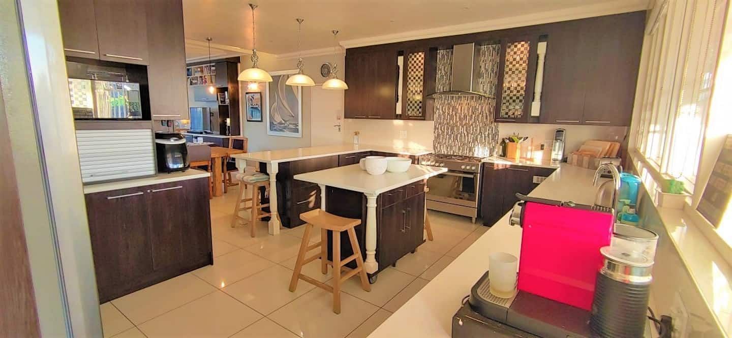 JWguest Residential Home at Krugersdorp, Gauteng | GMH: Luxurious home with braai, fast WiFi, Netflix, pool | Jwbnb no brobnb 3