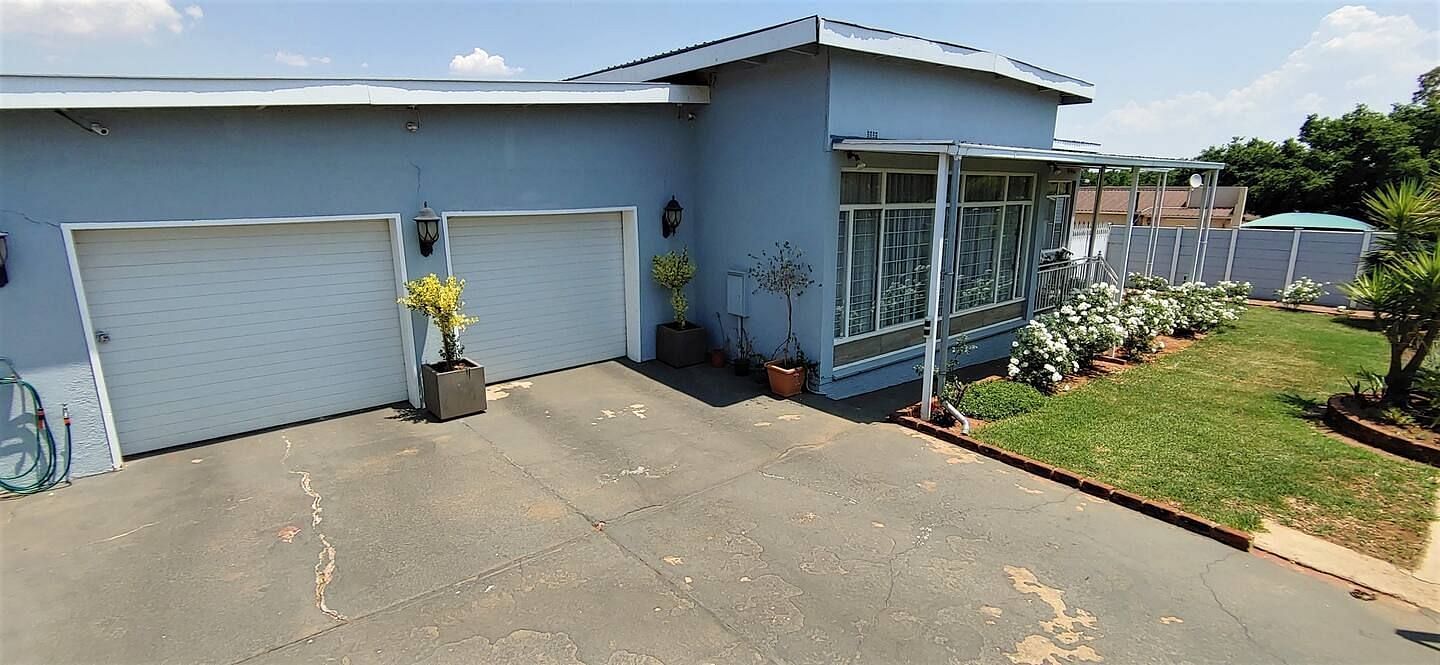 JWguest Residential Home at Krugersdorp, Gauteng | GMH: Luxurious home with braai, fast WiFi, Netflix, pool | Jwbnb no brobnb 42