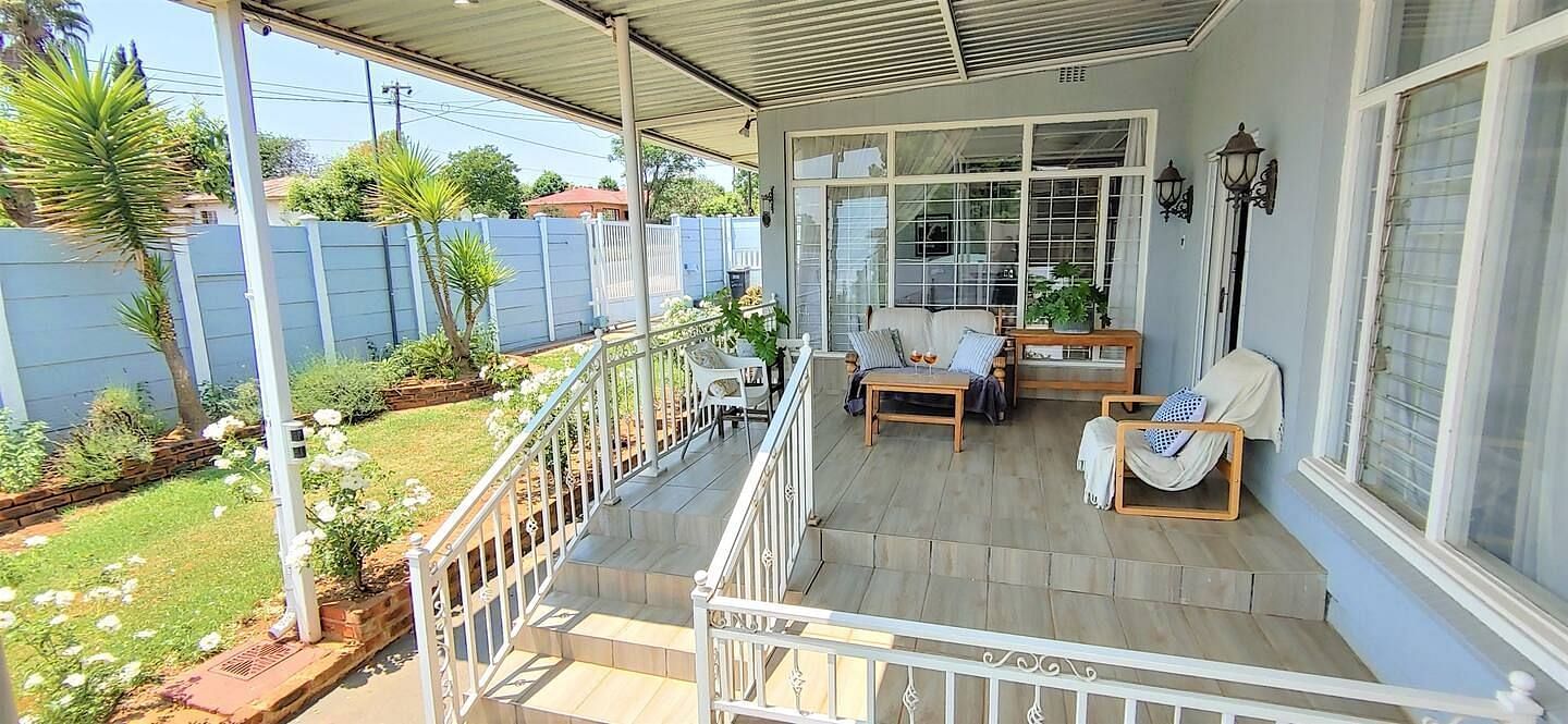 JWguest Residential Home at Krugersdorp, Gauteng | GMH: Luxurious home with braai, fast WiFi, Netflix, pool | Jwbnb no brobnb 4