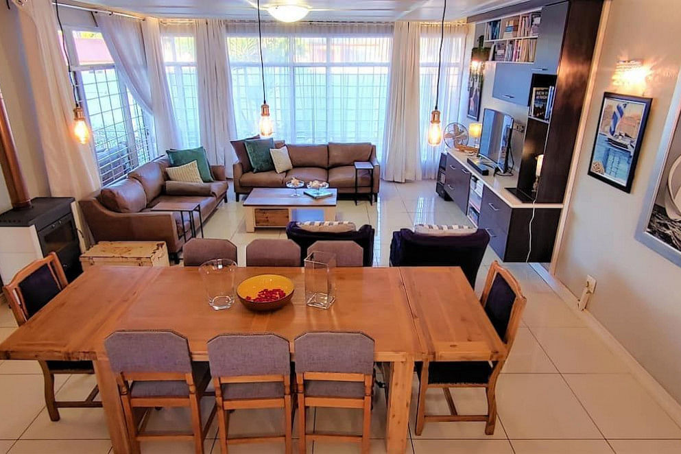 JWguest Residential Home at Krugersdorp, Gauteng | GMH: Luxurious home with braai, fast WiFi, Netflix, pool | Jwbnb no brobnb 11