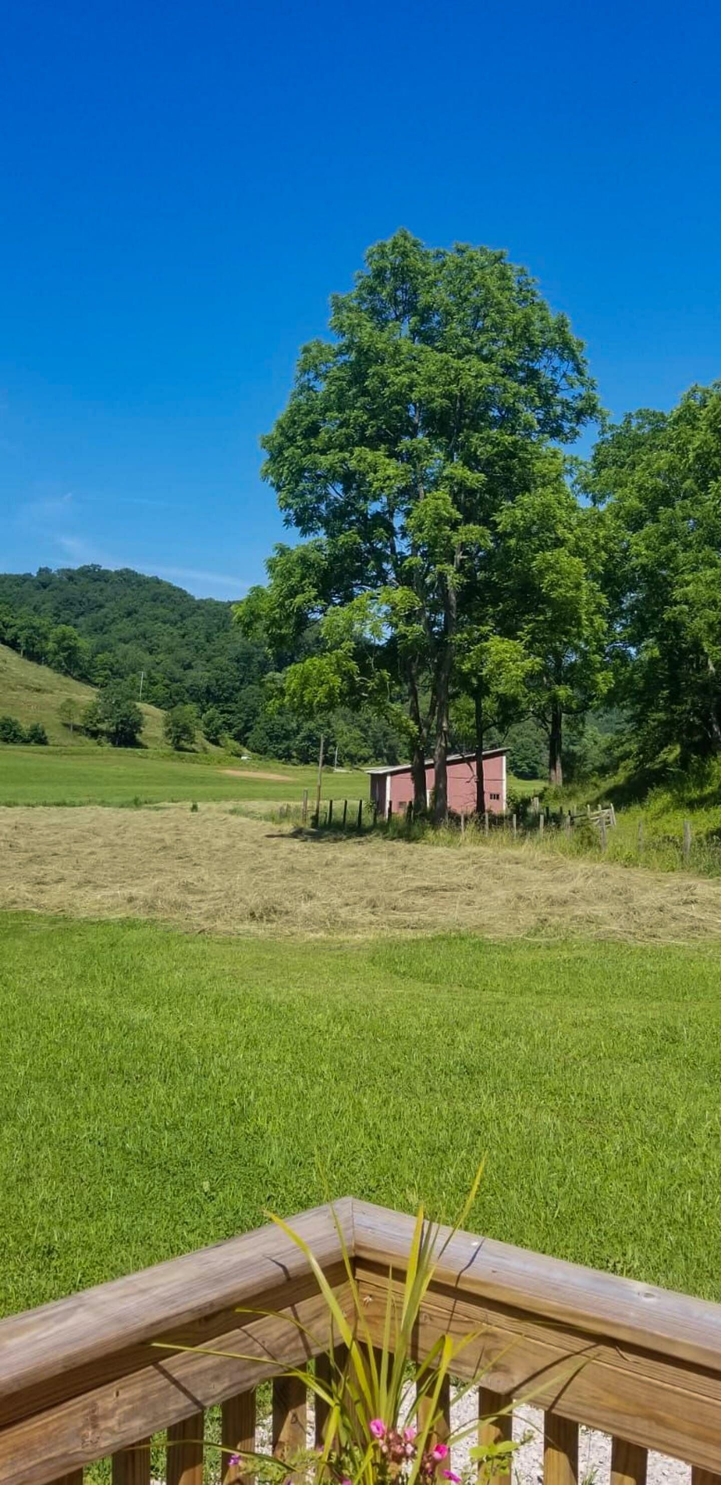 JWguest Trailer/Camper/RV at LeRoy, West Virginia | The Farm - Cool vintage travel trailer | Jwbnb no brobnb 23