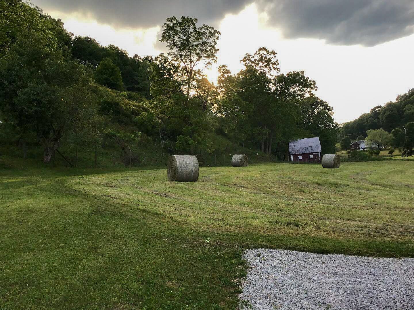JWguest Rental unit at LeRoy, West Virginia | The Farm - Cottage On The Hill | Jwbnb no brobnb 40
