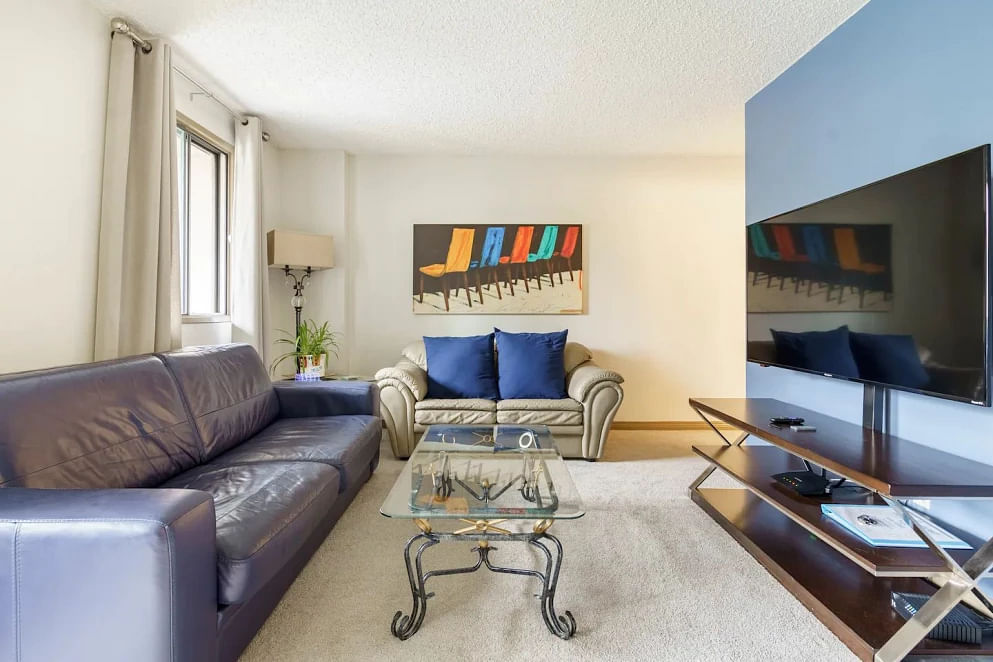 JWguest Apartment at Calgary, Alberta | Quiet Downtown Condo/Free Parking | Jwbnb no brobnb 2