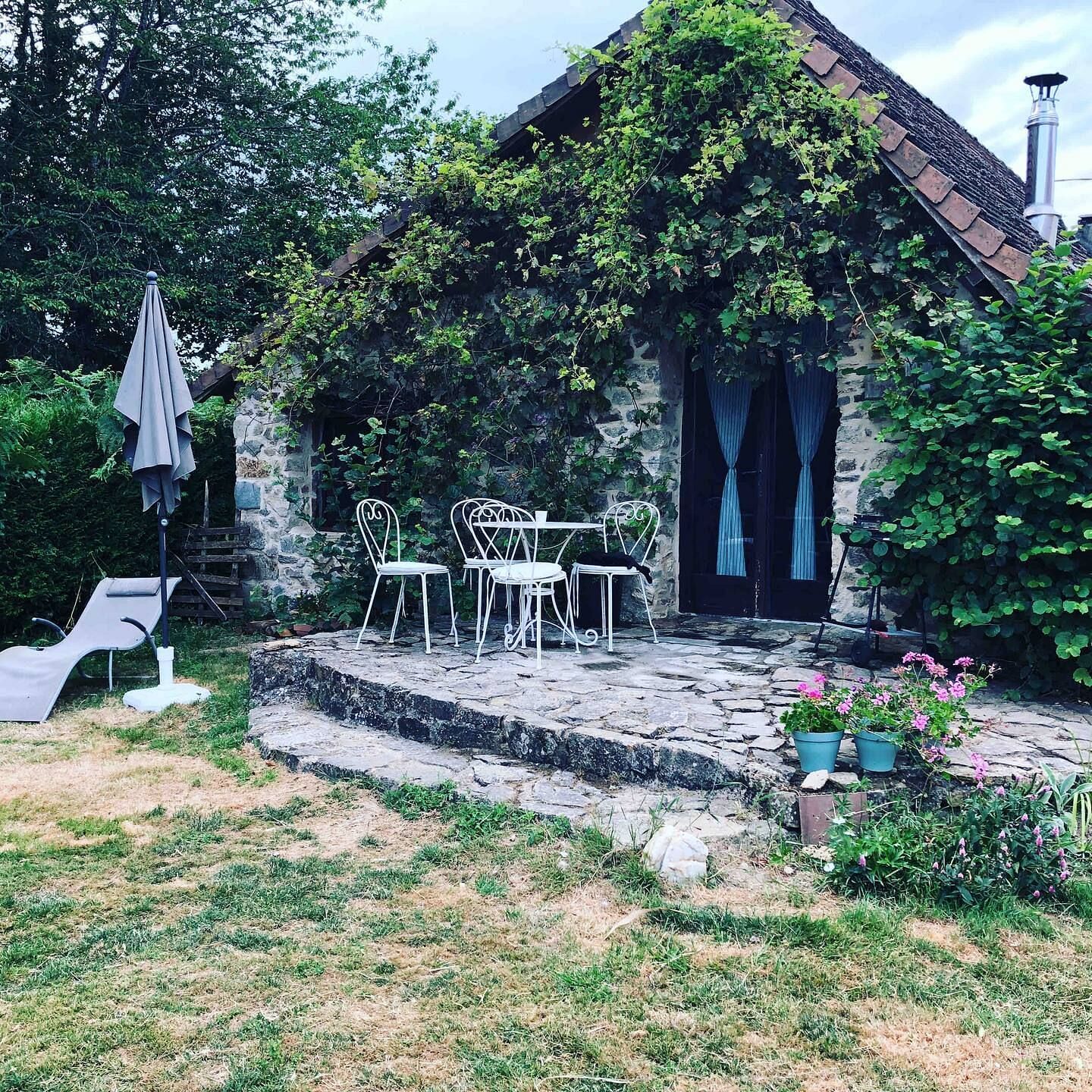 JWguest Cottage at Ladignac-le-Long, Nouvelle-Aquitaine | Piglets Porcherie with fully stocked carp lake | Jwbnb no brobnb 14