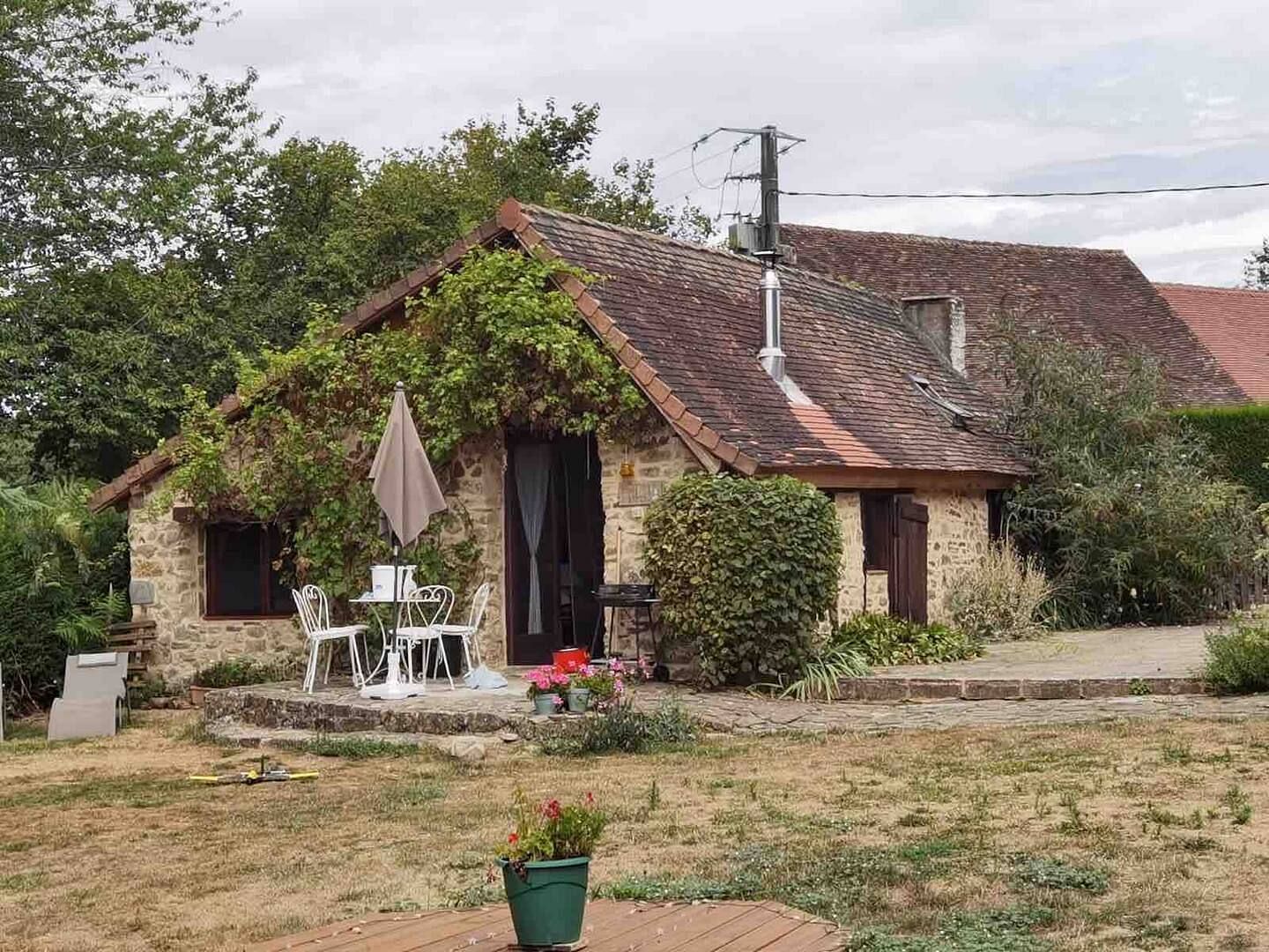 JWguest Cottage at Ladignac-le-Long, Nouvelle-Aquitaine | Piglets Porcherie with fully stocked carp lake | Jwbnb no brobnb 17