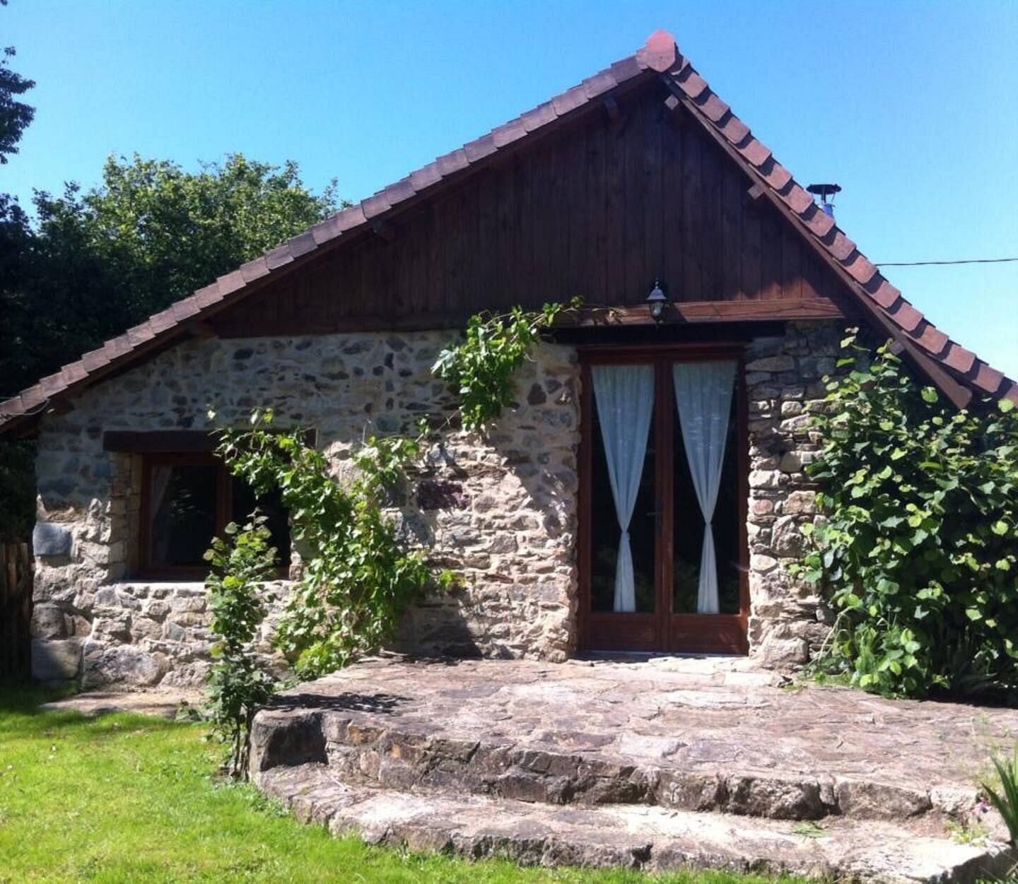 JWguest Cottage at Ladignac-le-Long, Nouvelle-Aquitaine | Piglets Porcherie with fully stocked carp lake | Jwbnb no brobnb 18